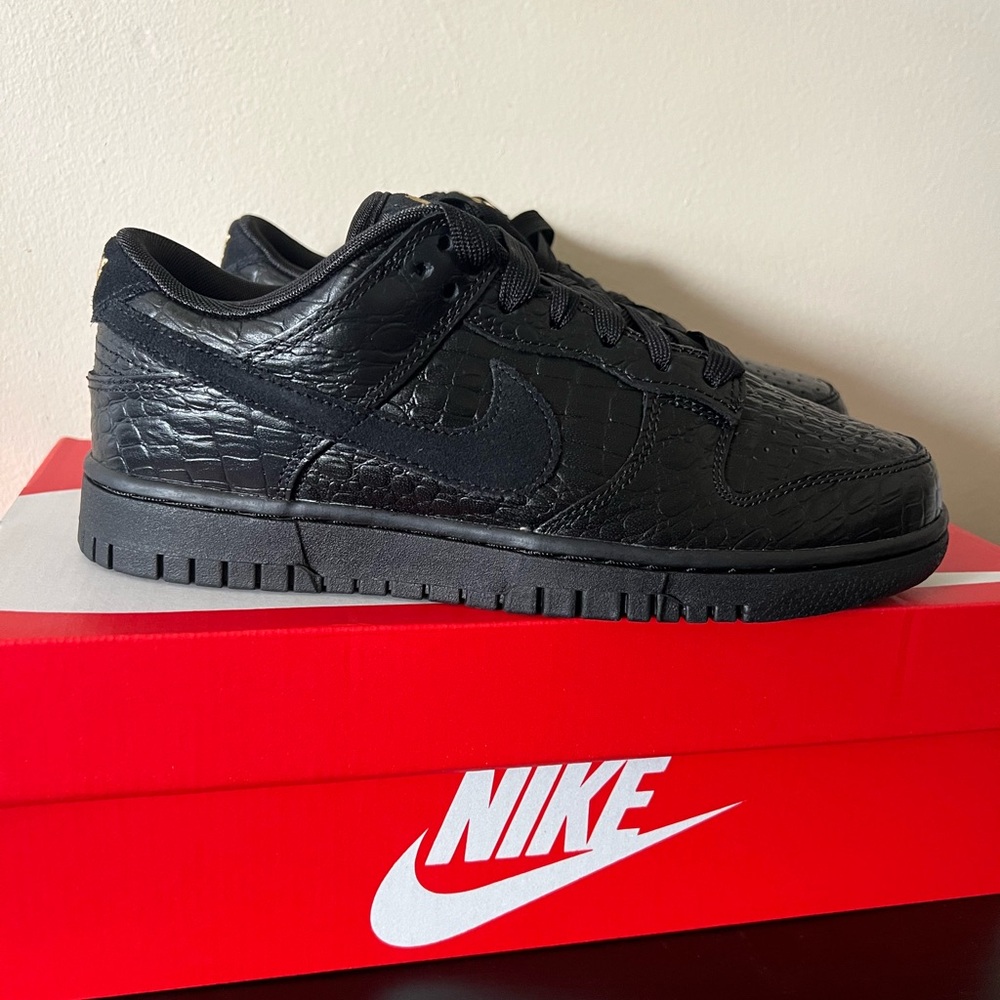 Nike Dunk Low SS Sneakers Black Croc/Metallic Gold HV4388-001 Women’s 7.5 BNIB - Picture 2 of 16